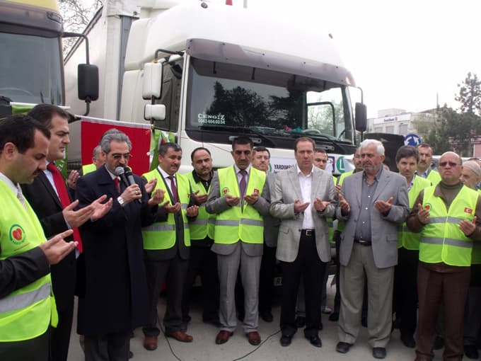 Geyve'den Suriye'ye 2 TIR yardım yola çıktı