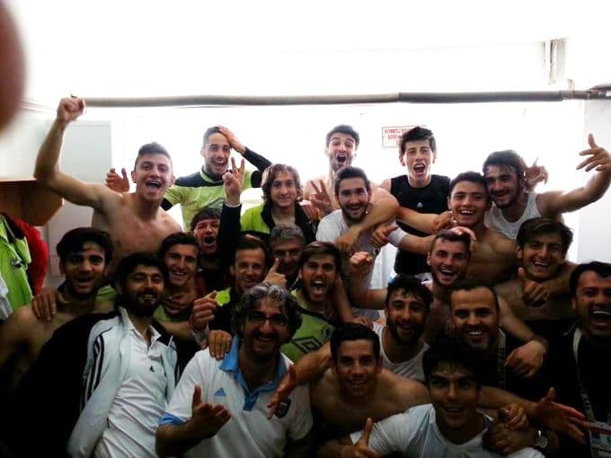 Sakaryasporlu futbolculardan galibiyet Selfie'si