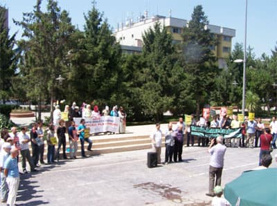 <font face="verdana,geneva" size="2">T&uuml;rkiye bir değişim ve d&ouml;n&uuml;ş&uuml;m yaşarken, bunun hangi y&ouml;nde ger&ccedil;ekleşeceği &ouml;nemini koruyor. Y&ouml;netilenler, yaşadıkları sosyal ve siyasal sorunların &ccedil;&ouml;z&uuml;lmesini talep ederken, egemenler mevcut s&ouml;m&uuml;r&uuml; ve rant d&uuml;zenini korumanın m&uuml;cadelesini vermekte. Ne yazık ki, bu g&uuml;&ccedil; kavgasında, halkı temsil ettiği iddiasındaki siyasi partiler ve h&uuml;k&uuml;met, ellerine ge&ccedil;en fırsatları doğru kullanamadıkları&nbsp;ve sistemle y&uuml;zleşme cesareti g&ouml;steremedikleri i&ccedil;in orta ve uzun vadede sonu&ccedil;ları herkesin aleyhine olacak bir uzlaşı arayışı i&ccedil;ine girmişe benziyor. <br /><br />Sistem &uuml;zerindeki askeri vesayetin ipoteği devam etmektedir. Militarist sistem, doğrudan y&ouml;netme yerine sisteme h&uuml;kmetmeyi hedefleyen yeni bir stratejiyi devreye sokmaktadır. Sosyal ve siyasal talepler ancak bir yere kadar kabul edilmekte, fakat baş&ouml;rt&uuml;s&uuml;, K&uuml;rt sorunu, ABD ile stratejik ortaklık gibi temel meselelerde Kemalist ideoloji etkinliğini s&uuml;rd&uuml;rmektedir.</font>