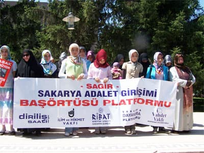 <p><font size="2"><font face="verdana,geneva">Yaşanan son gelişmeler ise AK Parti'nin egemenlerle yakınlaşabilmek i&ccedil;in nelerden uzaklaşacağını g&ouml;steriyor. İlk işaret <font color="#cc0000"><strong>&quot;baş&ouml;rt&uuml;s&uuml;ne &ouml;zg&uuml;rl&uuml;k&quot;</strong></font> talebinden vazge&ccedil;ilmesidir. H&uuml;k&uuml;met, baş&ouml;rt&uuml;s&uuml; yasağını &uuml;niversitelerle sınırlı bir şekilde kaldırmaya giriştiğinde, egemenler, baş&ouml;rt&uuml;s&uuml; sorununun kendileri i&ccedil;in hayati bir &ouml;nem&nbsp;taşıdığını Anayasa Mahkemesi aracılığıyla bir kez daha ilan etmiştir.<br /><br /><strong>Bu bir bakıma malumun ilanıdır!</strong></font></font></p><p><font face="verdana,geneva" size="2">G&ouml;r&uuml;nen odur ki, artık bu karardan sonra ne h&uuml;k&uuml;met ne de başka bir parti baş&ouml;rt&uuml;s&uuml; yasağına elini s&uuml;rmek istemeyecektir. Yeni rekt&ouml;r atamalarıyla yasakta bir gevşeme yaratma &ouml;ng&ouml;r&uuml;s&uuml; sadece g&uuml;n&uuml; kurtarabilecek ve vazge&ccedil;ilemez bir hakkın kullanımını bir takım yetkililerin insafına&nbsp;terk eden bir anlayışı besleyecektir.</font></p>
