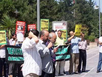 <font face="verdana,geneva" size="2">Yeni atanan iyi niyetli rekt&ouml;rlerin yerine k&ouml;t&uuml; niyetlilerin ge&ccedil;memesi i&ccedil;in, baş&ouml;rt&uuml;l&uuml;lerden uslu uslu oturup hallerine ş&uuml;kretmeleri bekleniyorsa bunun ham hayal olduğunu &ccedil;ok yakında anlayacaklardır. Baş&ouml;rt&uuml;s&uuml; kimsenin insafına ve iyi niyet g&ouml;sterisine ihtiya&ccedil; duymaz. Baş&ouml;rt&uuml;s&uuml;n&uuml; kimliğinin bir ifadesi olarak g&ouml;ren kardeşlerimiz, kızlarımız ve hanımlarımız bu g&ouml;stermelik tavırların iki y&uuml;zl&uuml;l&uuml;ğ&uuml;n&uuml; yakında ifşa edeceklerdir.</font> <p><font face="verdana,geneva" size="2">Uzlaşı arayışlarının diğer işaretleri de yavaş yavaş ortaya &ccedil;ıkmaktadır. AK Parti Genel Başkan Yardımcısı Edibe S&ouml;zen'in <font color="#cc0000"><strong>&quot;okullarda ibadethane&quot;</strong></font> &ouml;nerisini de i&ccedil;eren taslak &ccedil;alışmasının parti tarafından nasıl bir panik ile reddedildiğine iyi bakılmalıdır. Ergenekon davasında &ouml;rg&uuml;t&uuml;n sadece <strong><font color="#cc0000">&quot;sivil&quot; </font></strong>ya da<font color="#cc0000"><strong> &quot;emekli&quot;</strong></font> kanadının tasfiye edilirken, muvazzaflara dokunulmaması Şemdinli vakasının esamesinin bile okunmaması manidar bir durumdur. Ayrıca darbe anayasası yerine getirilmesi planlanan <strong><font color="#cc0000">&quot;sivil anayasa&quot;</font></strong>dan da vazge&ccedil;ildiği&nbsp;ortaya &ccedil;ıkmaktadır. Bir diğer husus ise İran'la yapılması planlanan doğalgaz antlaşmasından vazge&ccedil;ilmesidir. T&uuml;m bu gelişmeler alt alta koyulduğunda, ne meclisin ne de h&uuml;k&uuml;metin i&ccedil; ve dış siyasete ilişkin belirleyici bir inisiyatifinin kalmadığı g&ouml;r&uuml;l&uuml;yor.</font></p>