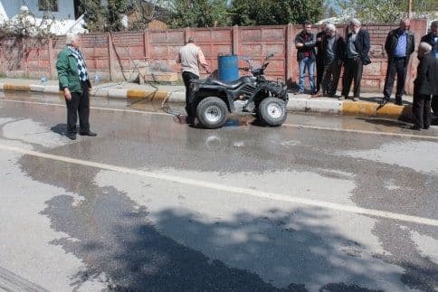 Ölüm onu evinin önünde yakaladı