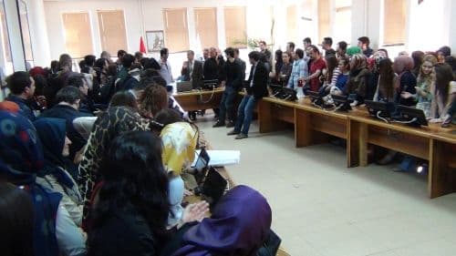 Öğrenciler rektörlüğü basıp 'formasyon' bildirisi okudu