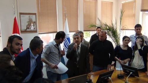 Öğrenciler rektörlüğü basıp 'formasyon' bildirisi okudu