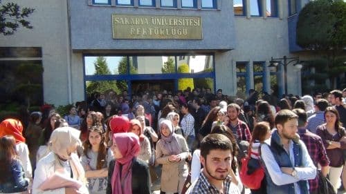 Öğrenciler rektörlüğü basıp 'formasyon' bildirisi okudu