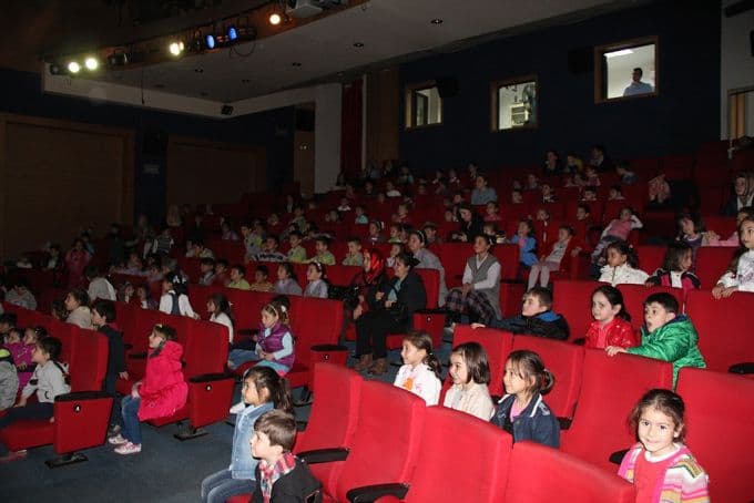 Minikler, hem izledi hem de eşlik etti