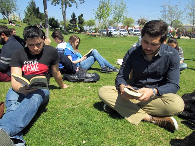 SAÜ öğrencilerinden kitap okuma etkinliği
