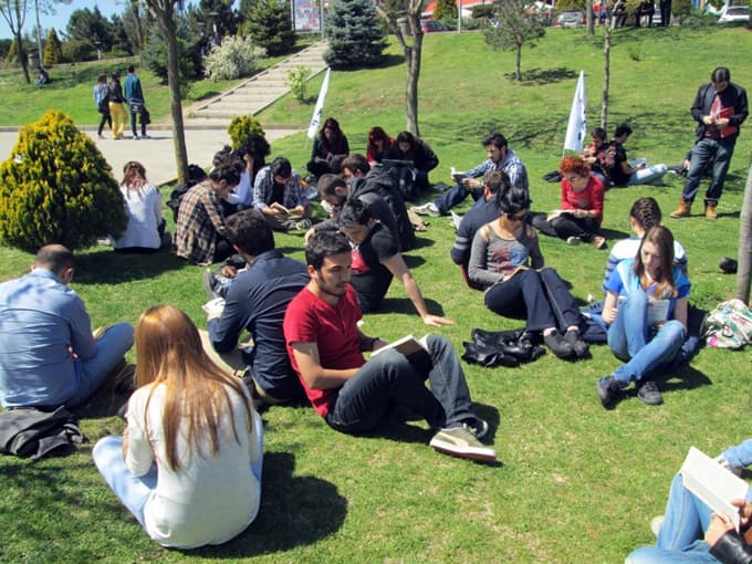 SAÜ öğrencilerinden kitap okuma etkinliği