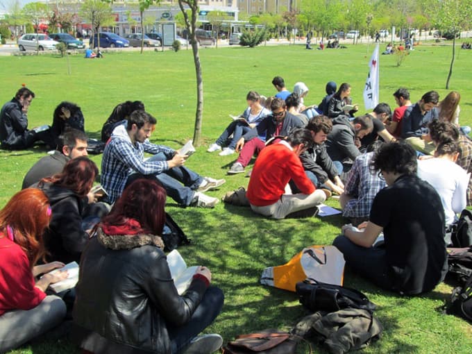 SAÜ öğrencilerinden kitap okuma etkinliği