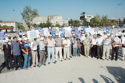 <font size="2"><font face="verdana,geneva">2004 yılında ger&ccedil;ekleştirilen Deprem Şurası'nda alınan kararların bir an &ouml;nce uygulanması gerektiğini belirten G&uuml;rpınar, &quot;Aradan 9 yıl ge&ccedil;mesine rağmen depremin izleri bir t&uuml;rl&uuml; silemedik. Onarım s&uuml;reli s&uuml;rekli olarak birer yıllık periyotlar halinde uzatılan orta hasarlı binalar sorununu &ccedil;&ouml;zemedik. Orta hasarlı binalarda iskan edilmesine izin verenlerin gelecekte yaşanacak depremlerde sorumluluklarından kurtulacaklarına inanmaları nedeniyle g&ouml;rev ihmalleri hep beraber izledik. Gelecekte olması muhtemel ve ka&ccedil;ınılmaz olan b&uuml;y&uuml;k bir depreme karşı depremi hasarız veya az hasarlı olarak atlatan, yapılacak hesap sonrası g&uuml;&ccedil;lendirilmesi gereken potansiyel tehlike &ccedil;ok katlı binalara g&uuml;&ccedil;lendirme kredisi verilmeli ve halkımız bu y&ouml;nde teşvik edilmelidir. Unutmamak ve unutturmamak adına her yıl 17 Ağustos tarihini i&ccedil;ine alan haftanın &uuml;lkemizde 'Deprem Haftası' olarak ilan edilmeli&quot; diye konuştu.&nbsp; Grup daha sonra dağıldı.</font> </font>