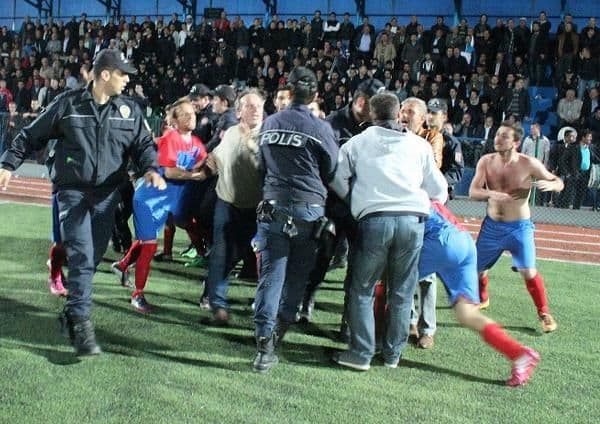Amatör maçta saha karıştı
