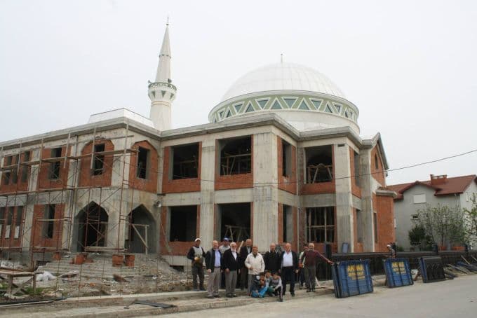 Cami inşaatının tamamlanması için yardım bekliyorlar