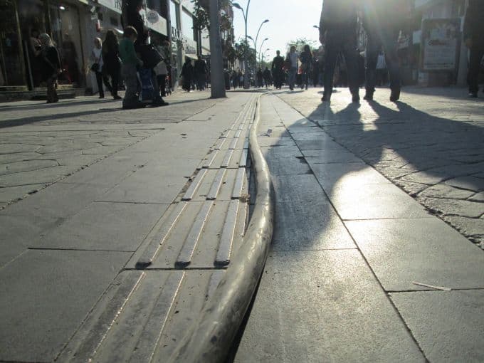 Açıkta bulunan kabloya takılan kadının kolu kırıldı