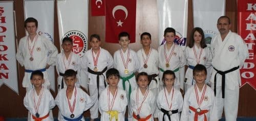 Akyazılı karateciler madalyaya doymuyor