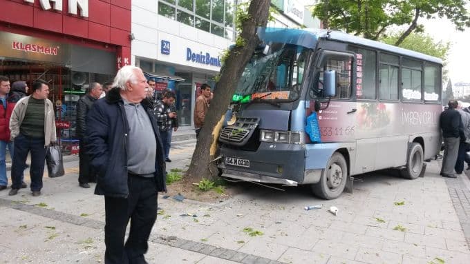 Atatürk Bulvarı'nda minübüs ağaca çarptı: 5 yaralı