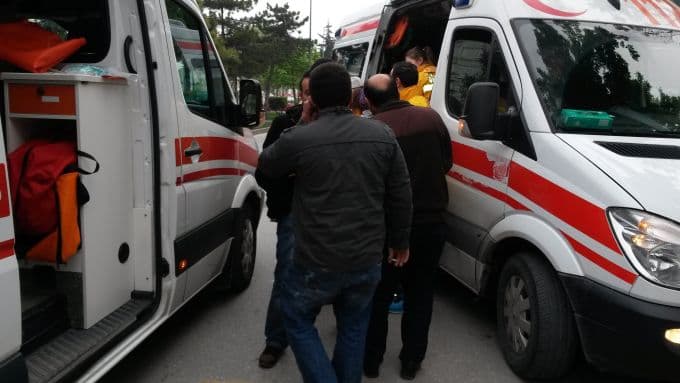 Atatürk Bulvarı'nda minübüs ağaca çarptı: 5 yaralı