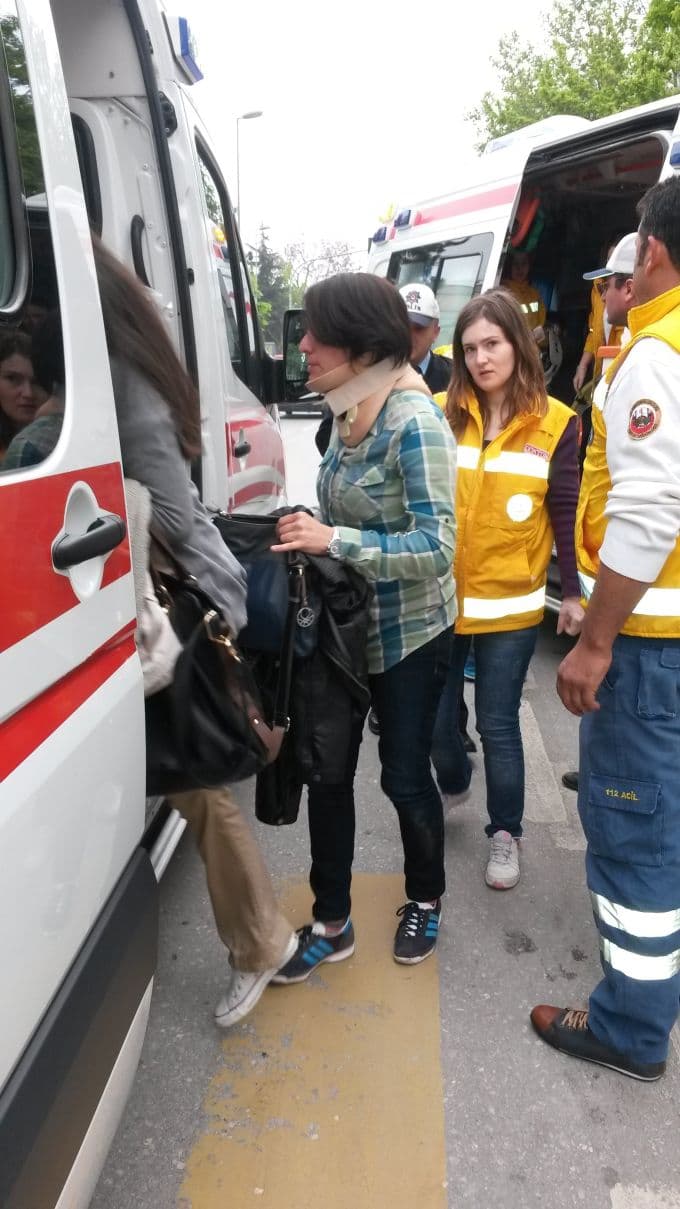 Atatürk Bulvarı'nda minübüs ağaca çarptı: 5 yaralı