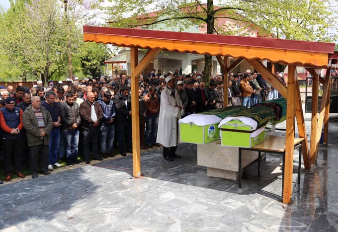 Belçika'daki kazada ölen kadın ile iki çocuğunun cenazeleri defnedildi
