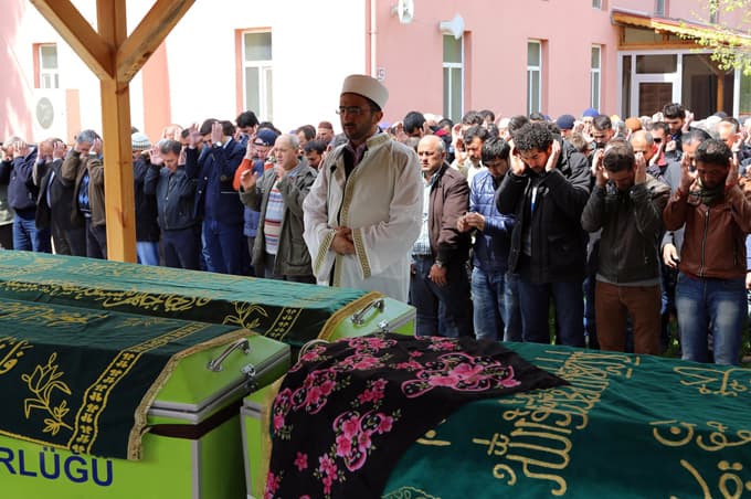 Belçika'daki kazada ölen kadın ile iki çocuğunun cenazeleri defnedildi