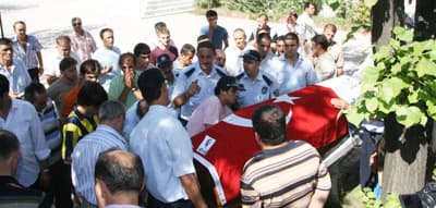 <font face="verdana,geneva" size="2">Belediye Başkanı Yaşar Yazıcı ise &quot;<font color="#cc0000">Kendisi, belediyemizin &ouml;nemli personellerindendi. Allah mekanını cennet eylesin. Ansızın aramızdan ayrılması sizler gibi beni de &ccedil;ok &uuml;zd&uuml;. Takdir-i ilahi. S&ouml;yleyecek s&ouml;z bulamıyorum, başımız sağolsun</font>&quot; diye konuştu. G&ouml;zyaşlarına hakim olamayan Akyazı Belediyesi eski Başkanı, AK Parti Sakarya Milletvekili Recep Yıldırım da, <br />1989 yılında Akyazı'da g&ouml;reve başladığında belediyeye ilk aldığı elemanların başında Nazım &Ouml;ks&uuml;z'&uuml;n geldiğini belirterek ş&ouml;yle konuştu: &quot;<font color="#cc0000">Her yerde her zaman yanımdaydı. Akyazı'ya yapmış olduğumuz t&uuml;m hizmetlerde omuz omuza bir taş koymuşsak onun katkısı var. Nazım kardeşimiz &ouml;ks&uuml;z değildi. Cenabı Hakk'ın en berat gecesi dediğimiz bu mukaddes gecede vefat etmek herkese nasip olmaz. Yavrularına s&ouml;yl&uuml;yorum, &uuml;z&uuml;lmesinler. O Allah'ına g&uuml;zel bir gecede kavuştu. Bu m&uuml;barek gecede Nazım kardeşimizin beratını sağından alarak gittiğine inanıyorum. &Ccedil;&uuml;nk&uuml; hasta ziyaretinden d&ouml;n&uuml;yordu, herkesin g&ouml;nl&uuml;nde taht kuran kardeşimize herkes hakkını helal etsin. Yaptığı hizmetler yaptığı hareketlerden dolayı onun defteri kapanmayacaktır. Herkes hakkını helal etsin</font>.&quot;<br /><br />Nazım &Ouml;ks&uuml;z'&uuml;n cenazesi, zabıta arkadaşları tarafından Gazis&uuml;leyman Paşa Camii'ne g&ouml;t&uuml;r&uuml;ld&uuml;. &Ouml;ks&uuml;z, ikindi namazını m&uuml;teakiben kılınan cenaze namazının ardından Akyazı Aile Kabristanlığı'nda defnedildi.<br /><br /><font color="#cc0000"><strong>KAZA<br /></strong></font><br />Akyazı Belediyesi'nde zabıta memuru olarak g&ouml;rev yapan Nazım &Ouml;ks&uuml;z idaresindeki 54 HF 080 plakalı otomobil, s&uuml;r&uuml;c&uuml;n&uuml;n bir k&ouml;peğe &ccedil;arpmamak i&ccedil;in direksiyonu kırması sonucu D-100 karayolunda takla atmıştı. Devrilen ara&ccedil;ta s&uuml;r&uuml;c&uuml; Nazım &Ouml;ks&uuml;z ve Necmi Avcı (37) hayatını kaybetmişti. Firdevs Karan, Ali Karan ile beş yaşındaki G&ouml;kdeniz Karadeniz de yaralanmıştı. <br /></font>