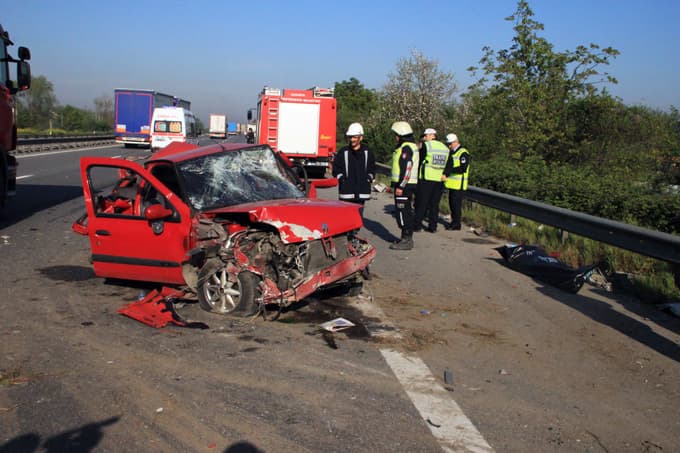TIR, emniyet şeridinde bekleyen otomobile çarptı: 1 ölü, 3 yaralı