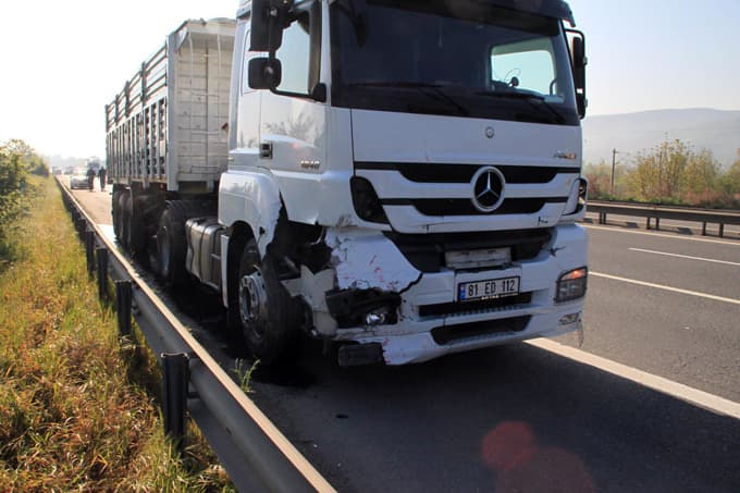 TIR, emniyet şeridinde bekleyen otomobile çarptı: 1 ölü, 3 yaralı