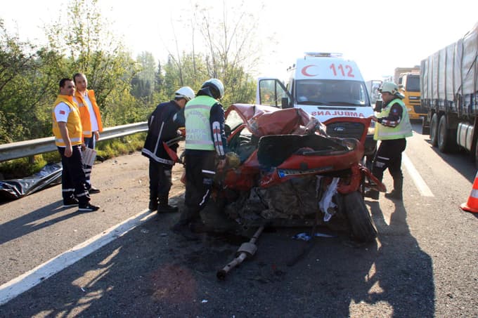 TIR, emniyet şeridinde bekleyen otomobile çarptı: 1 ölü, 3 yaralı