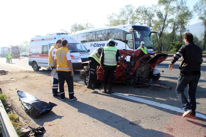 TIR, emniyet şeridinde bekleyen otomobile çarptı: 1 ölü, 3 yaralı