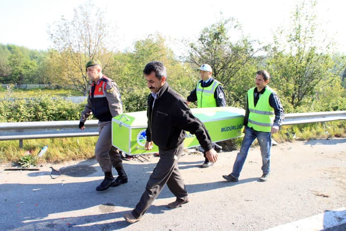 TIR, emniyet şeridinde bekleyen otomobile çarptı: 1 ölü, 3 yaralı