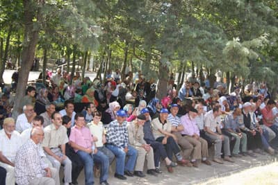 <p><font face="verdana,geneva" size="2"><strong>9 yaşında hafız oldu</strong></font></p><p><font face="verdana,geneva" size="2">Program boyunca &ccedil;ok heyecanlı olan hafızlar hi&ccedil; hata yapmadılar. Muhammed Emre Dural, Fatih &Ouml;zmetin, Yusuf Kibar, Mehdi Bıyık, Akif &Ccedil;ift&ccedil;i, Osman Baylan, Muhammet Key, Enes Bostancı, Mahmut T&ouml;r&uuml;n, Salman Atabek ve İslam Demirci hafızlık icazetini aldılar. 9 yaşındaki k&uuml;&ccedil;&uuml;k hafız Selman Atabek vatandaşlardan b&uuml;y&uuml;k alkış aldı. </font></p><p><font face="verdana,geneva" size="2"><strong><br />&quot;&Ccedil;ocuklarımızı eğitelim ve &ouml;ğretelim&quot;</strong></font></p><p><font face="verdana,geneva" size="2">Sakarya Milletvekili Recep Yıldırım, program sonunda yaptığı konuşmada, <font color="#cc0000">&quot;&Ccedil;ocuklarımıza her t&uuml;rl&uuml; eğitimi vermeliyiz. Hem okula g&ouml;ndermeliyiz hem de dini bilgilerle donatmalıyız. İkisinin de hayatımızdaki yeri farklı. Bu bilinci &ccedil;ocuklarımıza vermeliyiz. Siz ailelere &ccedil;ok b&uuml;y&uuml;k iş d&uuml;ş&uuml;yor. İnşallah, &ccedil;ocuklarımız hem devlete hem de ailelerine hayırlı birer evlat olurlar.&quot; </font>diye konuştu. </font></p>