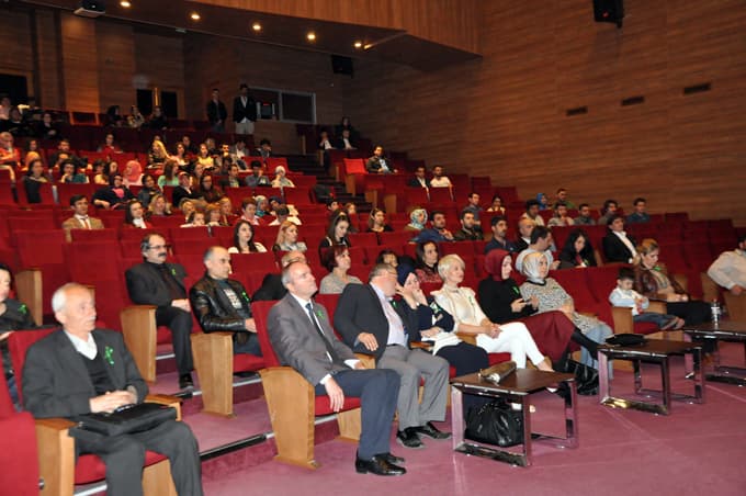 Kanserli çocuklar için konser verildi