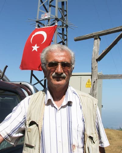 <p><font face="verdana,geneva" size="2"><strong>Yenik&ouml;y muhtarından teşekk&uuml;r</strong></font></p><p><font face="verdana,geneva" size="2">Akyazı merkez Yenik&ouml;y Muhtarı Yusuf Ko&ccedil; da Keremali Yaylası'ndan, Yenik&ouml;y K&ouml;y&uuml; sakinleri ile birlikte&nbsp;Pazark&ouml;y, Alağa&ccedil;, G&uuml;zlek, Hasanbey K&ouml;yleri'nin de ortaklaşa olarak yararlandığını, Sakarya Ovası'nın doğu ucunda yer alan 1543 m y&uuml;kseltili Keremali Dağı'nın Sakarya ilinin en y&uuml;ksek noktası olduğunu ve SEDAŞ'ın ilin en y&uuml;ksek noktasına elektrik ulaştırdığını belirterek, <font color="#cc0000">&quot;Milletvekillerimize, valimize, SEDAŞ'ın y&ouml;netim kurulu başkanına, genel m&uuml;d&uuml;r&uuml;ne ve il m&uuml;d&uuml;r&uuml;ne, orman işletme m&uuml;d&uuml;r&uuml;ne, canını dişine takarak &ccedil;alışan&nbsp;SEDAŞ'ın teknisyenlerine, hat ustalarına ve&nbsp;ellerinden geldiğince yapılan &ccedil;alışmaya destek veren yayla sakinlerimize &ccedil;ok teşekk&uuml;r ediyorum. Yaylamız artık hava ve su kadar &ouml;nemli olan elektriğe kavuştu. Adeta bir k&ouml;r&uuml;n g&ouml;zleri a&ccedil;ıldı. SEDAŞ b&uuml;y&uuml;k yatırım yaptı. L&uuml;ks ve gaz lambalarını trafo direği dibinde kırmaya hazırız. Hayal artık ger&ccedil;ek oluyor. Yayla sakinlerimiz abone işlemlerini yaptırıp, elektriği kullanmaya başlayabilecekler.&quot;</font> dedi.</font></p>