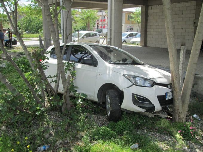 Yoldan çıkan otomobil, ağaca çarptı