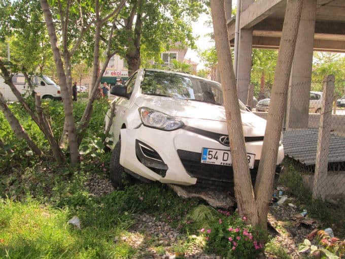 Yoldan çıkan otomobil, ağaca çarptı
