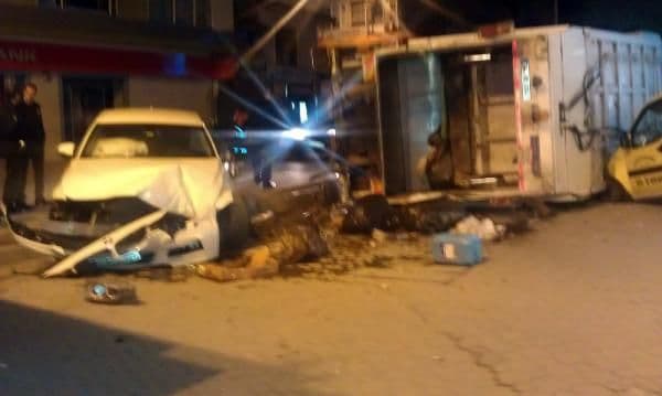 Çöp kamyonu otomobile çarpıp, taksi durağına daldı