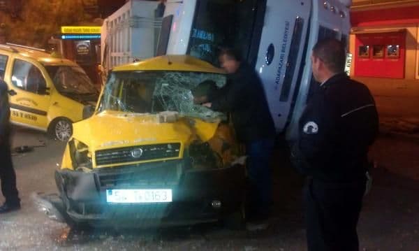 Çöp kamyonu otomobile çarpıp, taksi durağına daldı