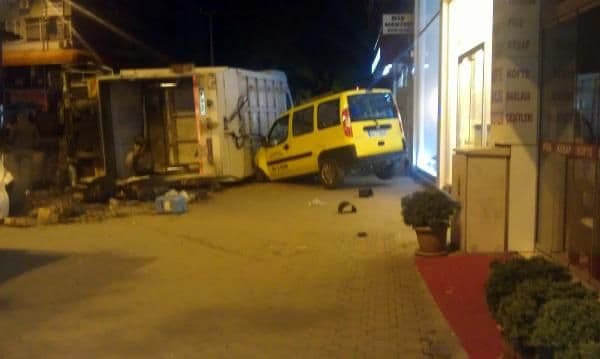Çöp kamyonu otomobile çarpıp, taksi durağına daldı