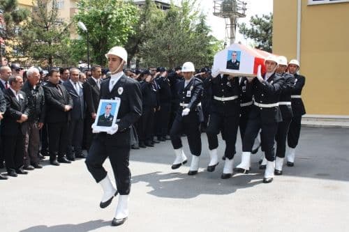 Sakarya'da görevli polis silahlı kavgada hayatını kaybetti