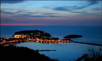 <font face="arial,helvetica,sans-serif" size="2"><strong>Doğayla i&ccedil; i&ccedil;e bir kasaba</strong><br /><br />Karadeniz'in şirin kasabalarindan olan Amasra, sakin bir tatil isteyenler i&ccedil;in ideal bir mekan. Doğal g&uuml;zelliklerinin yanı sıra, kalesi, m&uuml;zesi ve Cenova şatosuyla tarihi bir tur da yapabilirsiniz.<br /></font>