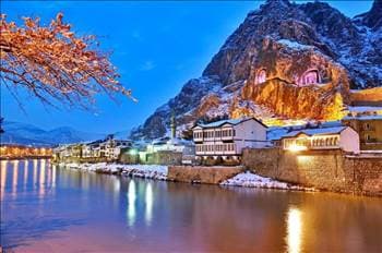 <font face="arial,helvetica,sans-serif" size="2"><strong>Amasya'nın nehir g&uuml;zelleri<br /></strong><br />Bir İ&ccedil; Anadolu şehrinde de sizi şaşırtacak şeyler olabilir. Şehrin merkezinden ge&ccedil;en Yeşilırmak'ın kenarında sıralanan ve geleneksel Osmanlı evinin b&uuml;t&uuml;n &ouml;zelliklerini b&uuml;nyesinde taşıyan Amasya evleri bu şehri g&ouml;rmek i&ccedil;in iyi bir neden.</font>