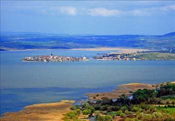 <font face="arial,helvetica,sans-serif" size="2"><strong>Balıklar ve kuşlarla beraber<br /></strong><br />Bursa'ya 34 km uzaklıktaki Ulubat G&ouml;lu, yapısı itibarıyla değişik t&uuml;rden y&uuml;zbinlerce su kuşuna beslenme ve barınma olanağı sağlıyor. Su i&ccedil;inde yaşayan canlılar i&ccedil;in de zengin bir yapıya sahip g&ouml;lde 21 &ccedil;eşit balık bulunuyor.</font>