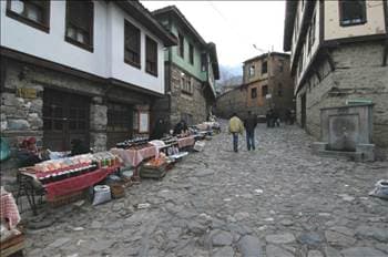 <font face="arial,helvetica,sans-serif" size="2"><strong>Osmanlı k&ouml;y&uuml; Cumalıkızık<br /></strong><br />Bursa'ya 2 km. uzaklıktakı Cumalıkızık, Orhangazi'nin Bursa'ya girmeden &ouml;nce yaptırdığı k&ouml;ylerden biri. Osmanlı mimarisinin en g&uuml;zel &ouml;rneklerinin verildiği evlerden oluşan k&ouml;ye giderseniz, dar sokaklardan akan sular sizi karşılayacak</font>