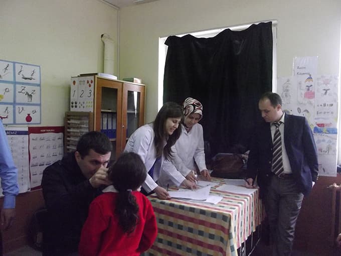 SAÜ'lü öğrencilerden miniklere sağlık taraması