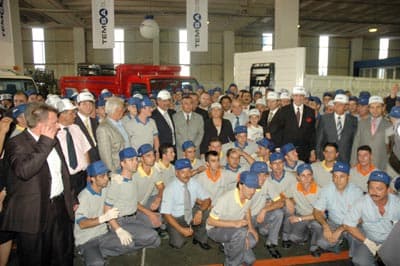 <font face="verdana,geneva" size="2">G&uuml;ler Sabancı, konuşmasının sonunda, <font color="#cc0000">&quot;Temsa Global CEO'su Mehmet Buldurgan, Adana'dan TIR ve kamyonlarla birlikte Adana'nın sıcağını getirdi&quot; </font>diyerek espri yaptı. <br /><br />Ardından G&uuml;ler Sabancı, Sakarya Valisi H&uuml;seyin Atak, Temsa Global CEO'su Mehmut Buldurgan kurdeleyi keserek, fabrikanın a&ccedil;ılışını ger&ccedil;ekleştirdi. Sabancı, fabrika yetkilileriyle &uuml;retim tesisini gezerek &ccedil;alışanlarla birlikte tek tek konuştu. İş&ccedil;ilerle sohbet edip toplu fotoğraf &ccedil;ektiren Sabancı, a&ccedil;ılışta kestiği kurdeleyi parmağına dolayarak t&ouml;ren boyunca bırakmadı. <br /><br />Yılık 7 bin 500 &uuml;retim adediyle y&uuml;zde 57 Pazar payı olan Fuso Canter'&uuml;n &uuml;retimi Adapazarı'nda yapılacak. Temsa Global Adapazarı'nda &uuml;retceği kamyonları T&uuml;rkiye pazarının yanı sıra İpek Yolu olarak bilinen rotadaki &uuml;lkelere de satacak. Adapazarı fabrikasında &uuml;retilen diğer iki &uuml;r&uuml;n ise treyler ve &uuml;st yapı olacak. İlk etapta treyler deneme &uuml;retiminde başlayan Temsa Global A.Ş., 2009 yılı başında seri &uuml;retime ge&ccedil;ecek. 131 bin metrekare &uuml;zerine kurulu Adapazarı fabrikasında 32 bin kapalı alan bulunuyor. </font>