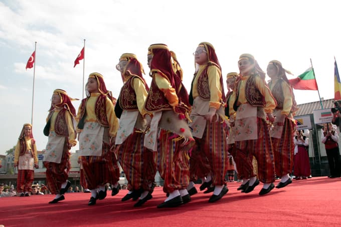 Festival kortej yürüyüşüyle başladı
