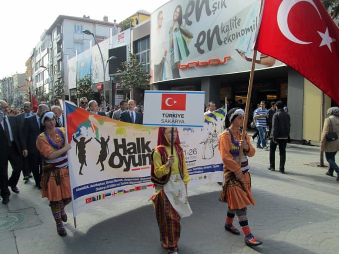 Festival kortej yürüyüşüyle başladı