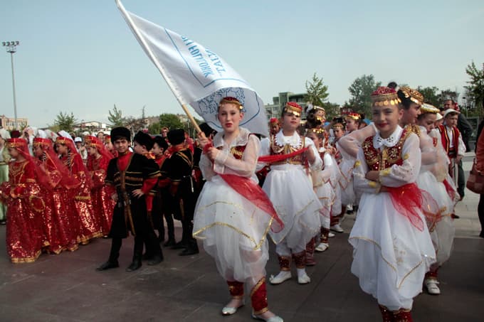 Festival kortej yürüyüşüyle başladı