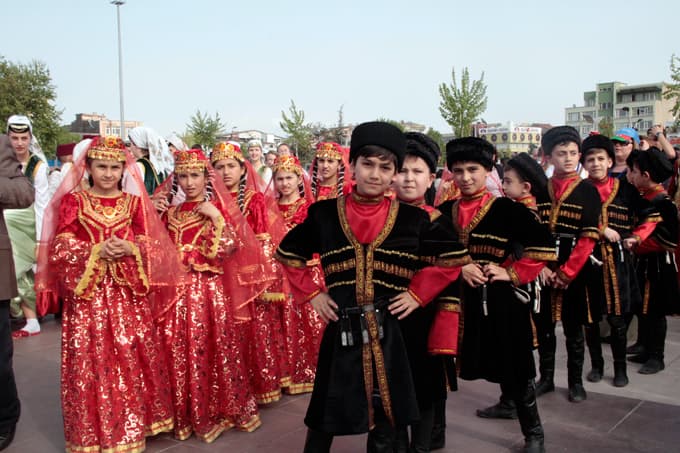 Festival kortej yürüyüşüyle başladı