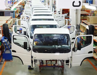 <p><font size="2"><font face="verdana,geneva">Temsa Global CEO'su Mehmet Buldurgan da &uuml;retim kabiliyeti y&uuml;ksek, teknolojisi ve markası &ccedil;ok olan &uuml;lkelerin g&uuml;c&uuml;ne vurgu yaparak şunları s&ouml;yledi:<font color="#cc0000">&quot;Kendi teknolojimiz ve kendi markamız ile &uuml;rettiğimiz ara&ccedil;ları &ouml;nce daha sonra yurtdışında &uuml;retime y&ouml;neldik. Mısır da ikinci fabrikamızı a&ccedil;tık. Şimdi de bir yıl i&ccedil;inde &uuml;&ccedil;&uuml;nc&uuml; fabrikamızı Adapazarı'nda a&ccedil;ıyoruz. Bu fabrika; Kamyon, Treyler ve &Uuml;st Yapıya konsantre olacak. Adana'da &uuml;retilen Mitsubishi Fuso Canter'in imalatının buraya taşınması ilk adımdı. Yurti&ccedil;inde y&uuml;zde 57 pazar payı olan, yıllık 7500 adet &uuml;rettiğimiz Canter artık Adapazarı'nda &uuml;retiliyor.&quot;</font></font></font></p>
