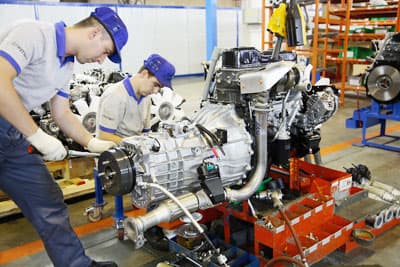 <p><font face="verdana,geneva"><font size="2">Fabrikanın taşınmasının meyvelerini verdiğini, Mitsubishi Fuso y&ouml;neticileri ile yapılan g&ouml;r&uuml;şmeler &ccedil;er&ccedil;evesinde İpek Yolu projesinin onay aldığını vurgulayan Buldurgan, ş&ouml;yle dedi: </font><font size="2" color="#cc0000">&quot;İpek Yolu'nun ilk adımı Azerbaycan, G&uuml;rcistan ve Kazakistan Distrib&uuml;t&ouml;rl&uuml;klerinin T&uuml;rkiye'ye verilmesi oldu. Artık bu &uuml;lkeler i&ccedil;in imalat Adapazarı'nda yapılacak, Adapazarı'nda &uuml;retilen ara&ccedil;ları da bu &uuml;lkelerde Temsa Global satacak. İpek Yolu'nun ikinci adımı olarak &Ouml;zbekistan, T&uuml;rkmenistan, Kırgızistan'ı planlıyoruz. İlk adımın oturması sonrası, bu &uuml;lkeleri de Mitsubishi Fuso ile g&ouml;r&uuml;şmeye başlayacağız. Fabrikamızın ikinci &uuml;r&uuml;n&uuml; de Treyler olacak. Kendi &uuml;rettiğimiz Treyler prototiplerini g&ouml;r&uuml;yorsunuz. Bu prototiplerin deneme &uuml;retimi eyl&uuml;l ayında, seri &uuml;retimi ise yılbaşında başlayacak. Satış hızımızın artması ve maliyet avantajı yakalamak i&ccedil;in bu konuda işbirlikleri arayışı i&ccedil;erisindeyiz. Treyler ile arkasından takip ettiğimiz bir diğer konu da Ağır Kamyon. Bu konuda &ccedil;alışmalarımız s&uuml;r&uuml;yor.&quot;</font></font></p><p><font face="verdana,geneva" size="2">131 bin metrekare &uuml;zerine kurulu fabrika 32 bin metrekare kapalı alana sahip bulunuyor. </font></p>